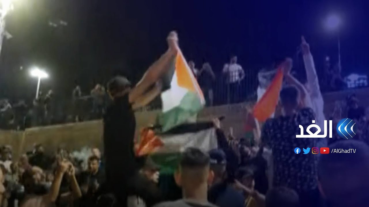 شاهد | شباب يرفعون علم فلسطين احتفالا في باب العامود وجنود الاحتلال يشبتكون معهم ويصادرون العلم