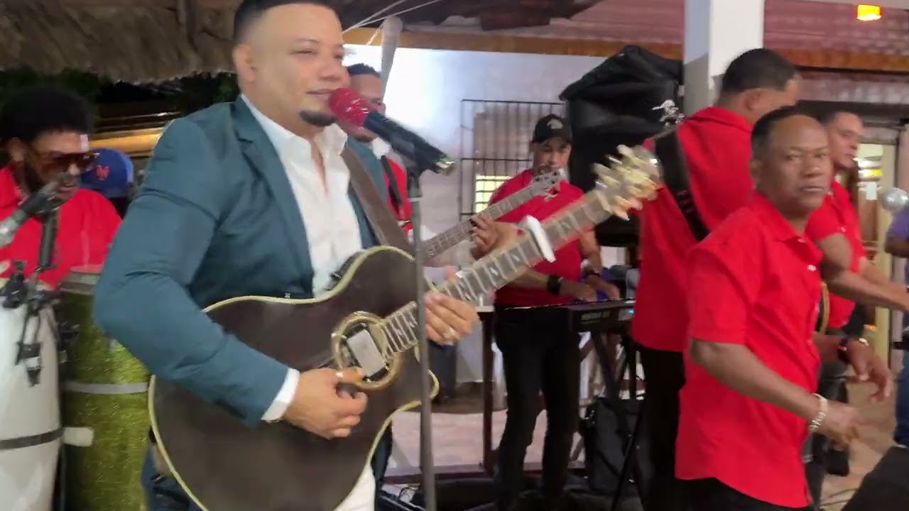Un beso de su boquita / Erick Manuel el romantico de la bachata 