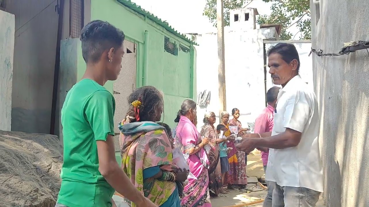 నానీ పుట్టినరోజు సందర్బంగా సేవా భారత్ ట్రస్ట్ ఆధ్వర్యంలో ఆహారం పొట్లాలు అందించారు 