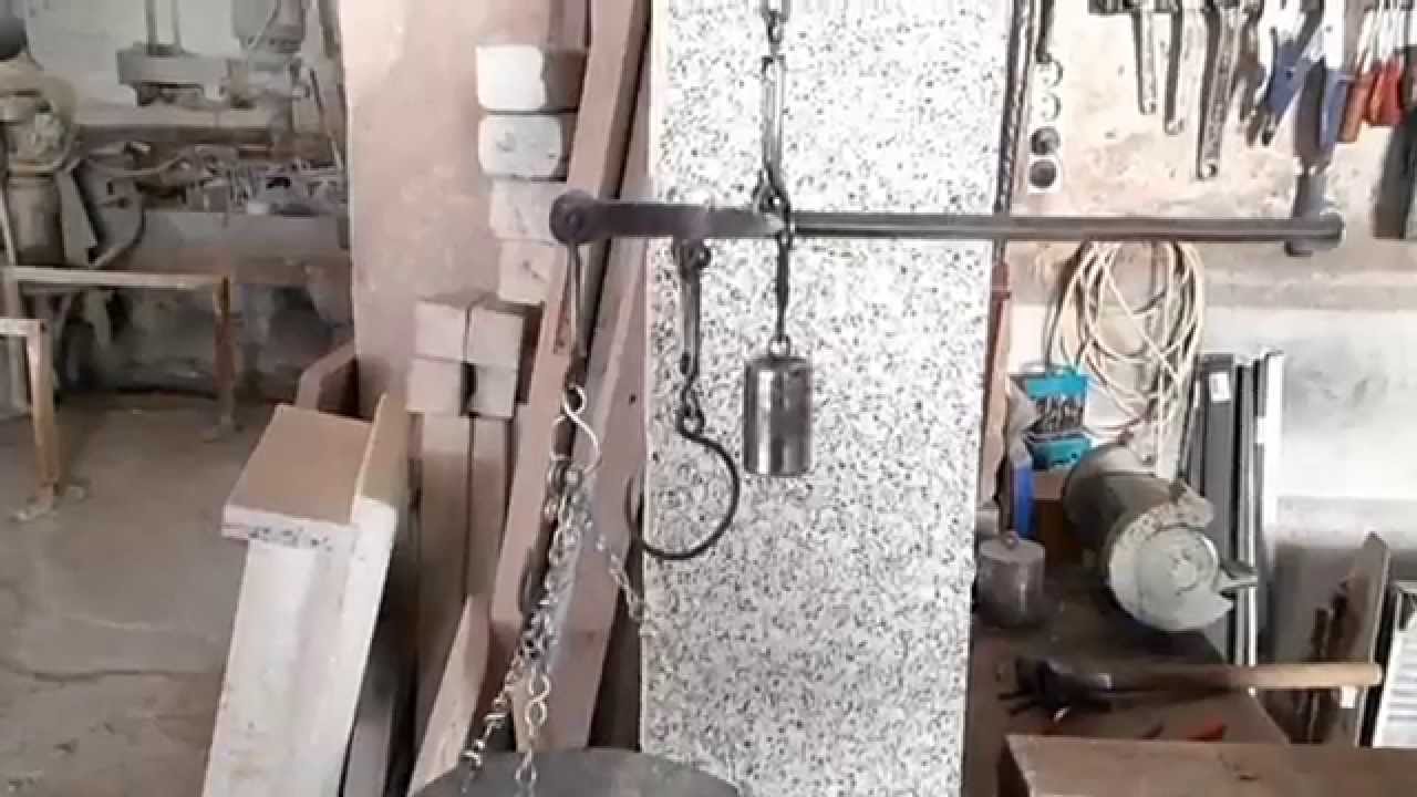 Fabricación artesanal de una balanza romana