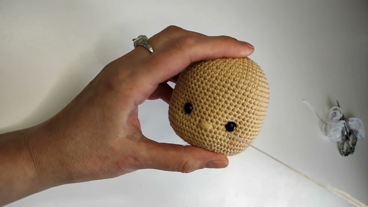 Poupée au crochet. Comment donner l'expression au visage et broder les cils et sourcils. Amigurumis
