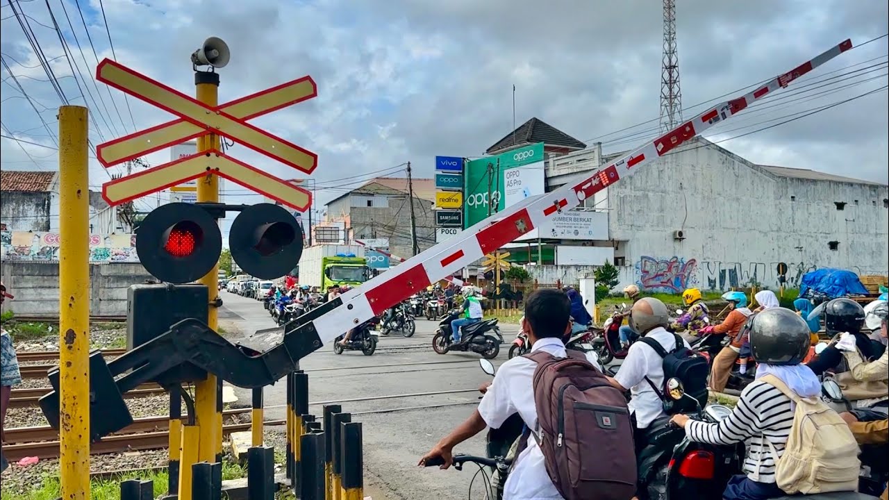 Perlintasan Kereta Api Percabangan Kroya Cilacap, Jawa Tengah