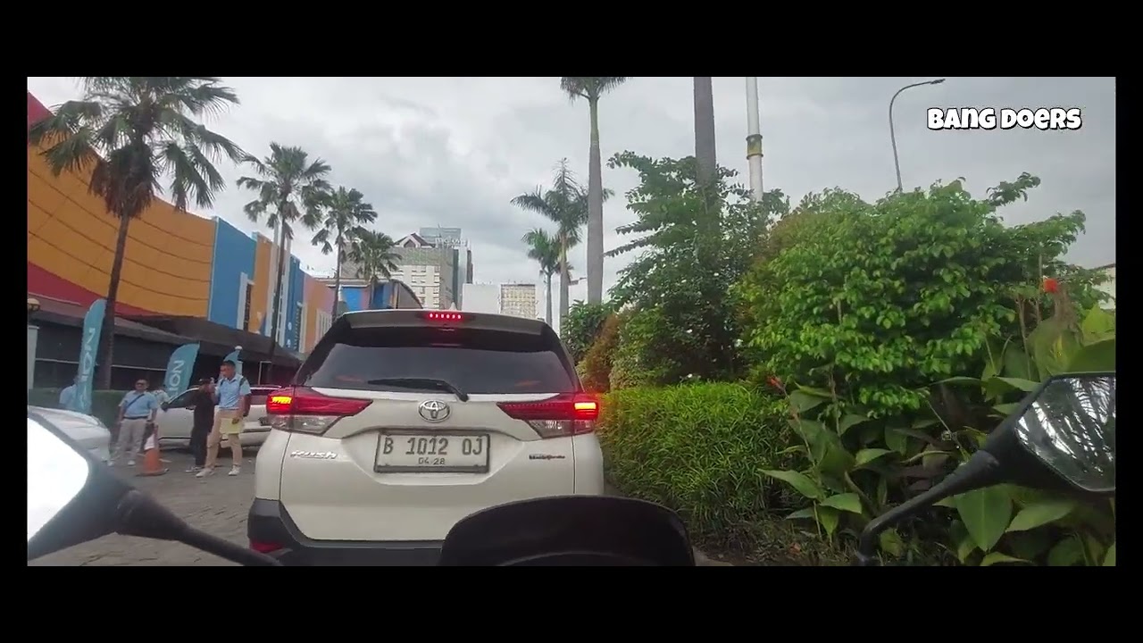 Парковка для туристических мотоциклов. Парковка для мотоциклов на городской площади Чиландак. Как...