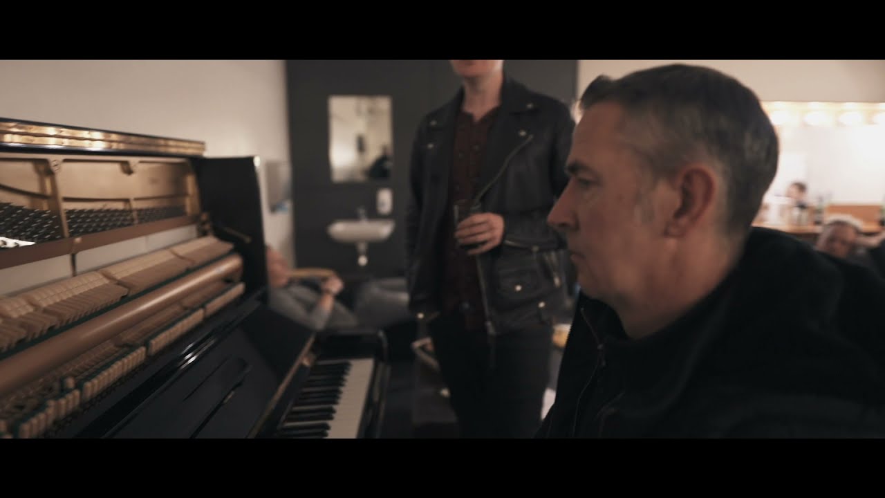 Waiting On The Sun // Backstage Acoustic