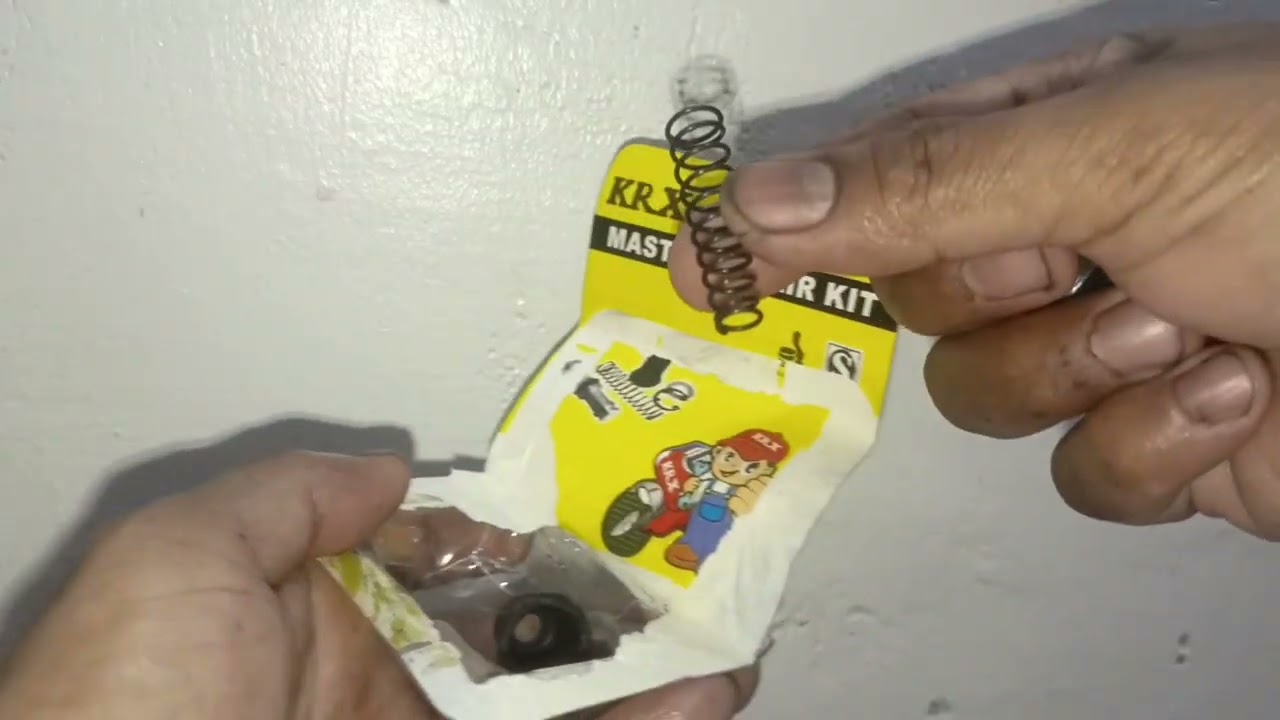 PAANO MAGPALIT NG BRAKE MASTER REPAIR KIT.. BRAKE FLUID OIL LEAK.. HONDA BEAT FI V2.. MISTER CORBI..