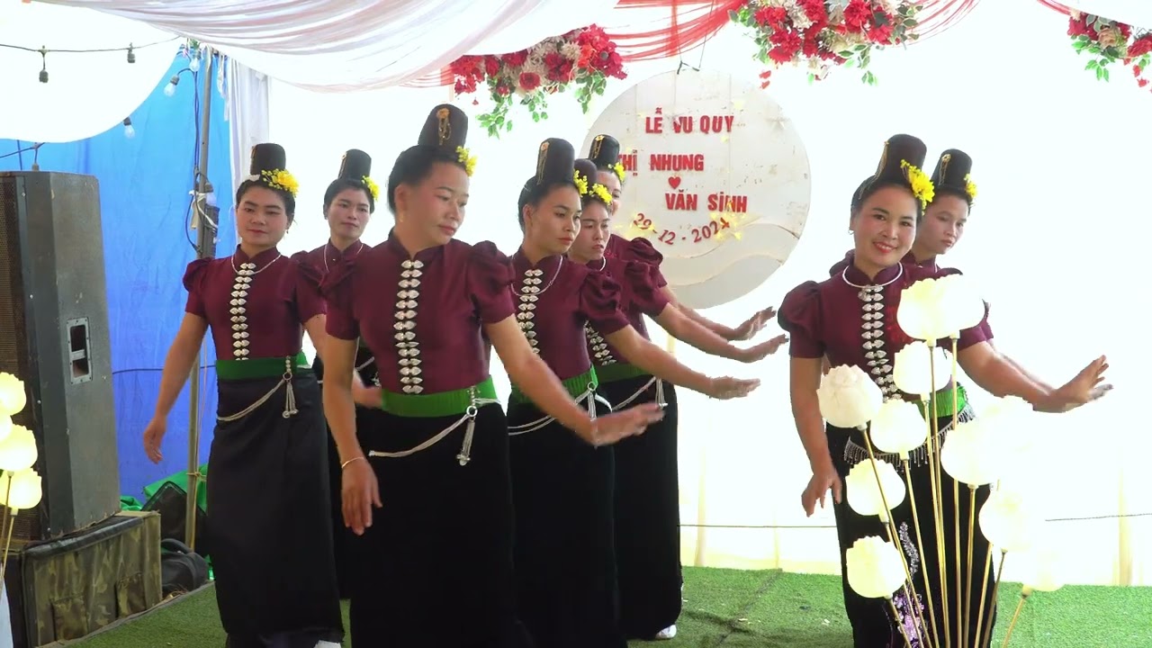 đội văn nghệ bản xẻ biểu diễn mừng lễ vu quy thị nhung và văn sinh