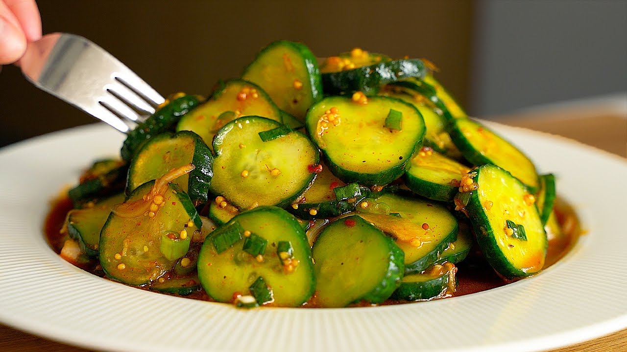 Meine Mutter isst diesen Salat jeden Abend! Einfaches und sehr leckeres Gurkensalat-Rezept