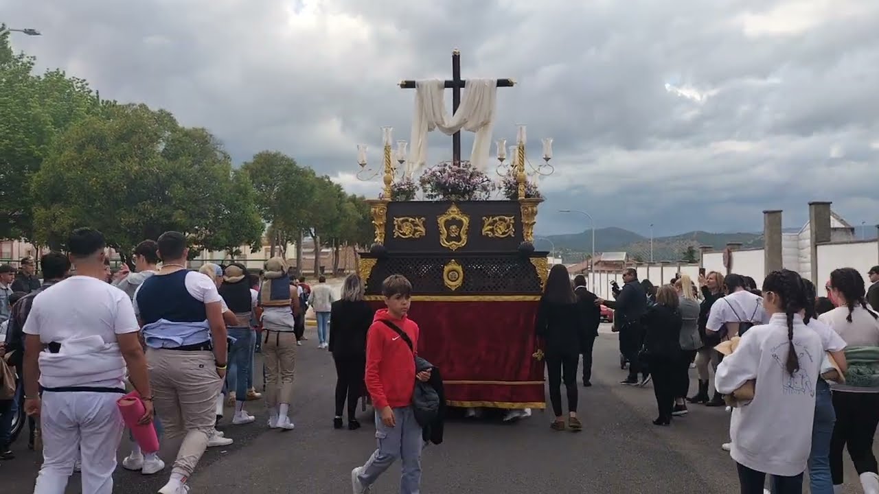 Cruz de mayo de la Hermandad del Resucitado por la calle cruz de tarazaga de La Carolina, Jaen 2024