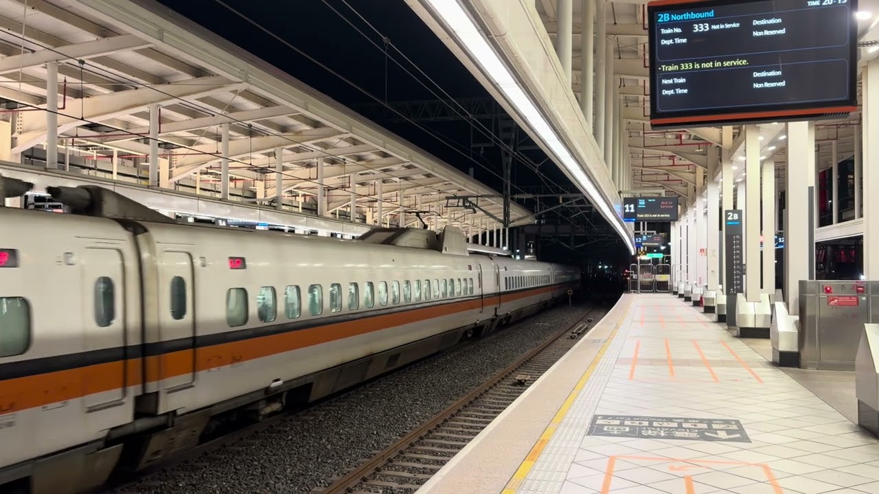 台灣高鐵673次左營站進站