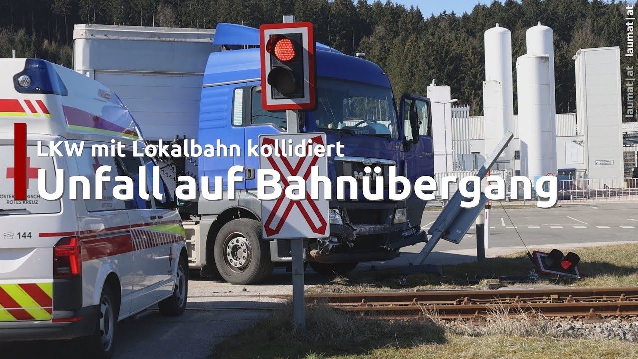 LKW-Sattelzug auf Bahnübergang in Vorchdorf mit Lokalbahn-Triebwagen kollidiert