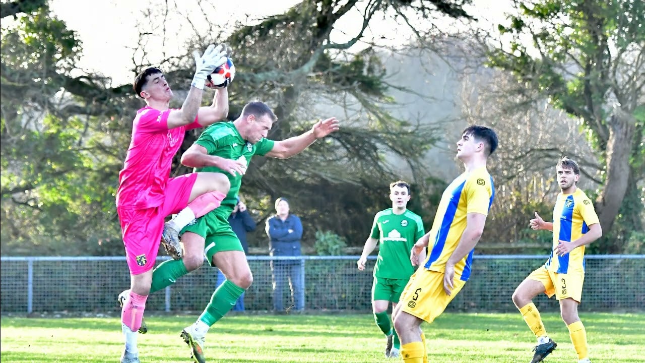 New Milton Town vs Hamworthy Recreation 17/01/2026. Football    New Milton in Yellow Blue Tops