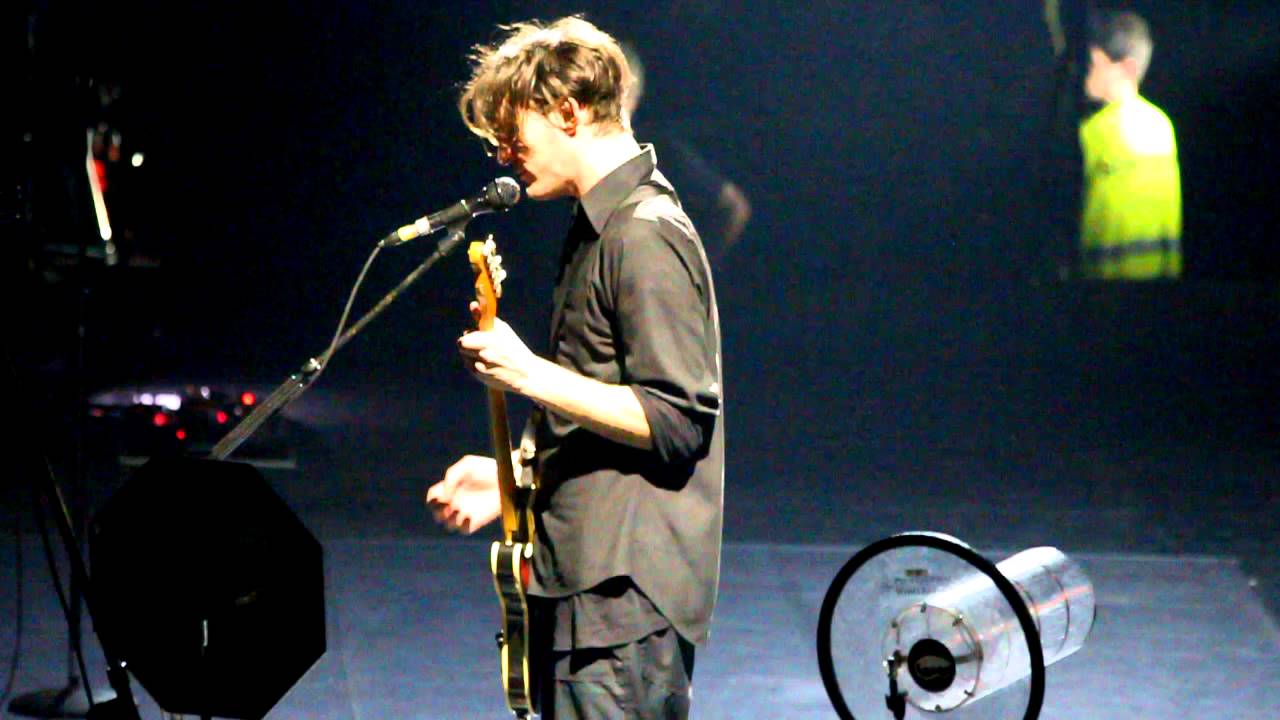 Josh Klinghoffer singing an Italian song by Mina -  RHCP Live @ Milano, Italy 11/12/2011 HD