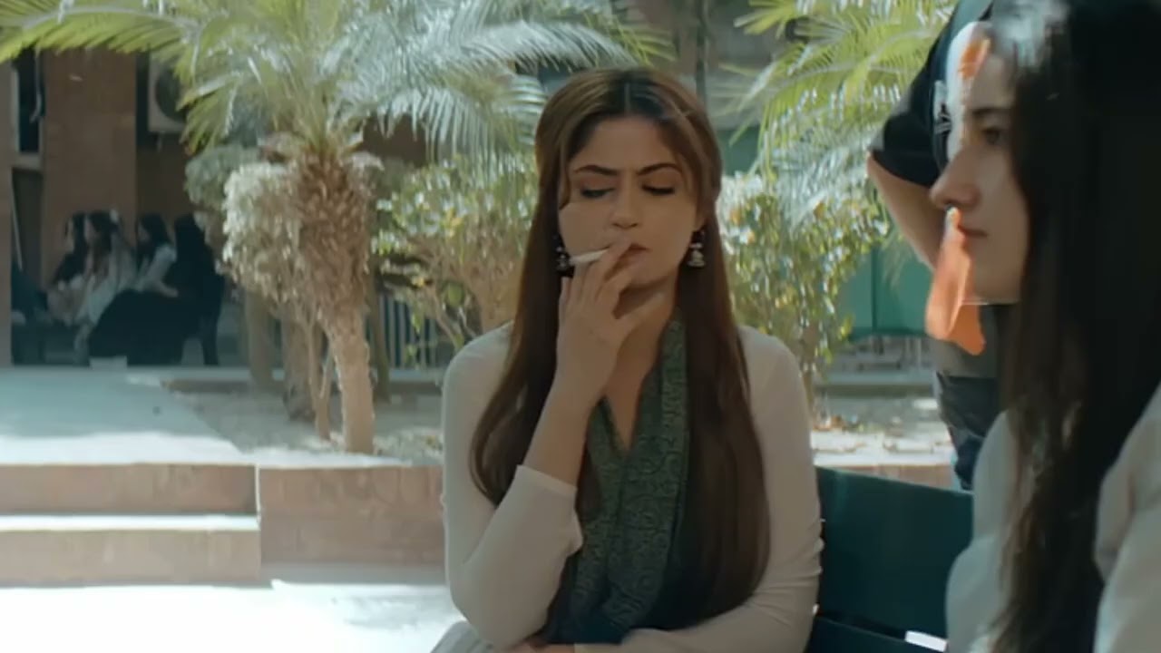 Sajal Ali Smoking in pakistani drama mai Manto nahi hu / sajal aly smoking cigarette