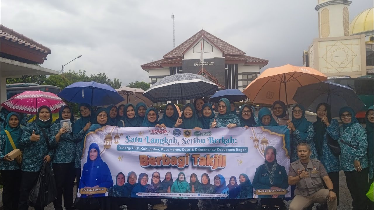 Bulan Ramadhan Penuh Berkah, TP PKK Kecamatan Ciomas Bagi Bagi Takjil, Di berikan kepada Masyarakat