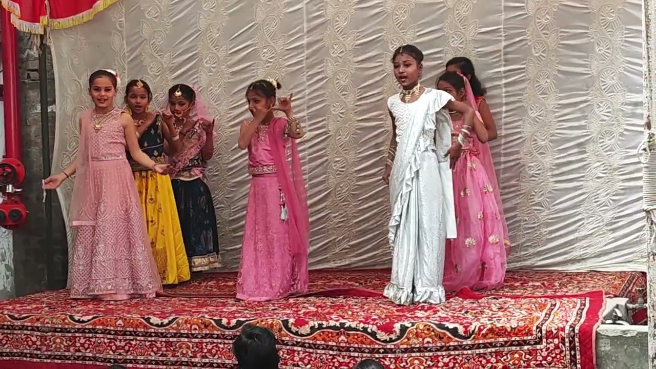 Yamuna ke tat per Radha Rani nache