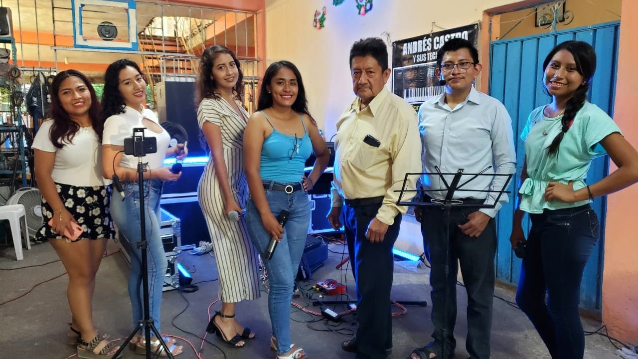 Ritmo,sabor y bellezas Desde Corral Falso con Andres Castro Y sus teclados—vamos a bailar !! .