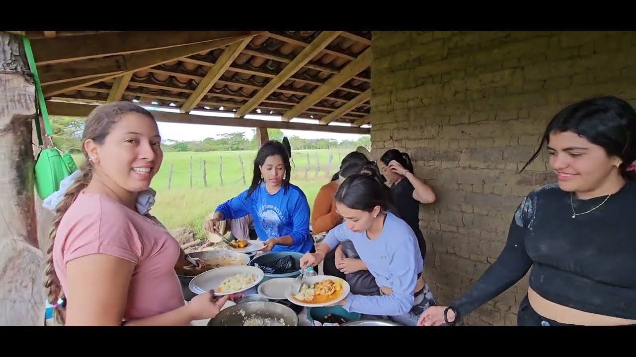 Almorzando para agarrar fuerzas  y seguir con la pavimentada.