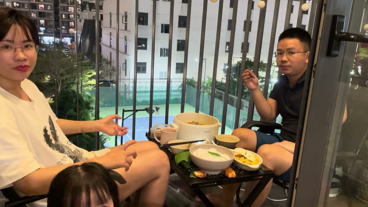 Cả nhà ăn tối ở ban công