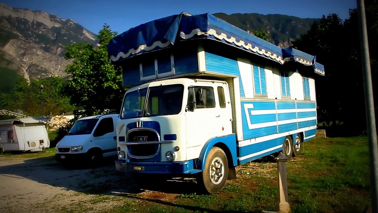 Un vecchio camion FIAT 643N dello spettacolo viaggiante in ottime condizioni -----