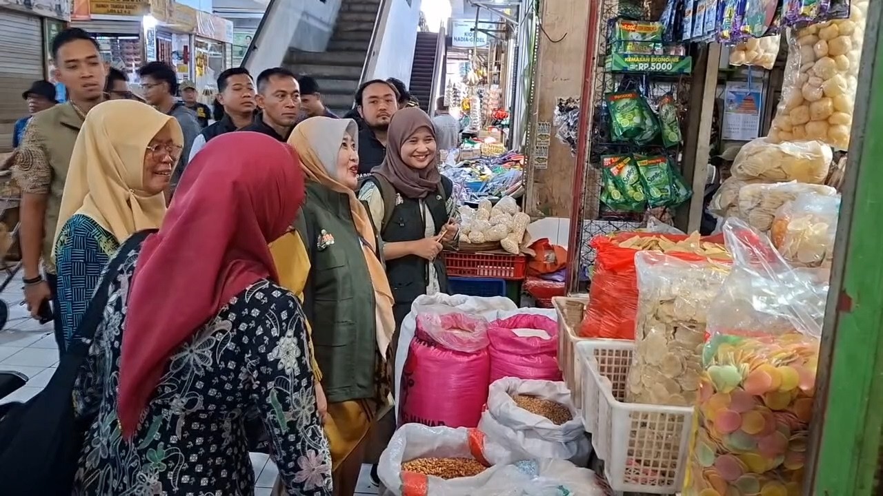 MADIUN - Bapanas Pantau Harga Sembako Di Pasar Besar Madiun, Harga Cabai Rawit Merah Mulai Melandai