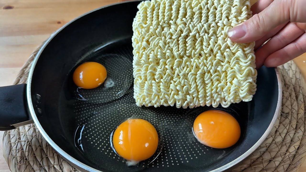 Don't just boil instant noodles! My mom taught me how to make this dish with eggs!