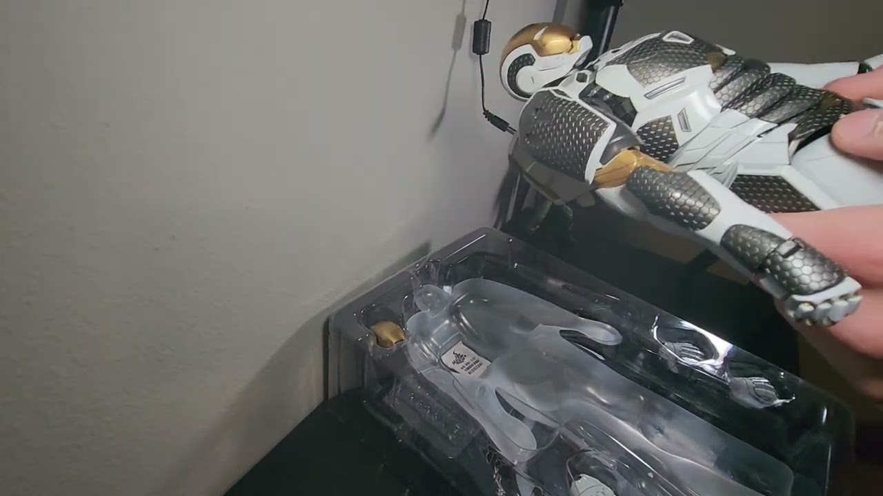 Hot Toys Iron Man MK 39 Starboost, Movie Masterpiece (preowned unboxing fail)