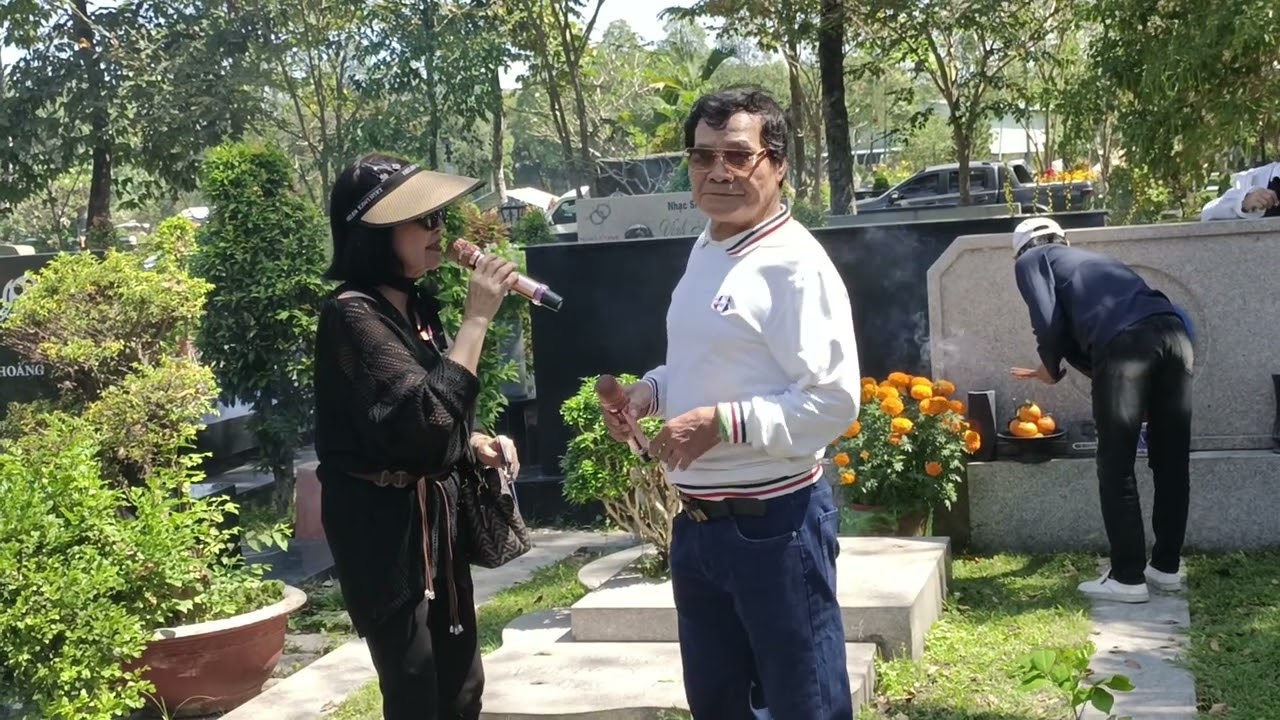 QUÁ Vui NS Gạo Cội Đến Hoa Viên Bình Dương Hát Tại Mộ NS Thanh Sang Ngày Tảo Mộ ..
