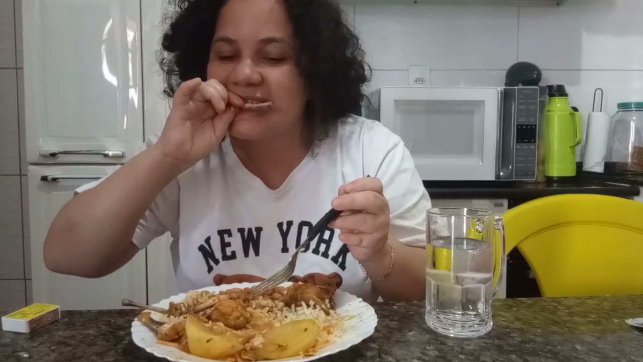 Vamos almoçar!!! Arroz, feijão, macarrão e frango guisado 😋