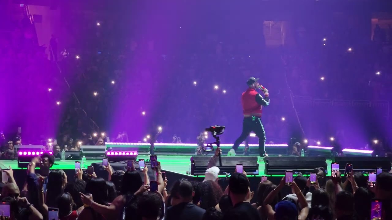 Anuel canta Otro trago remix en concierto (1)