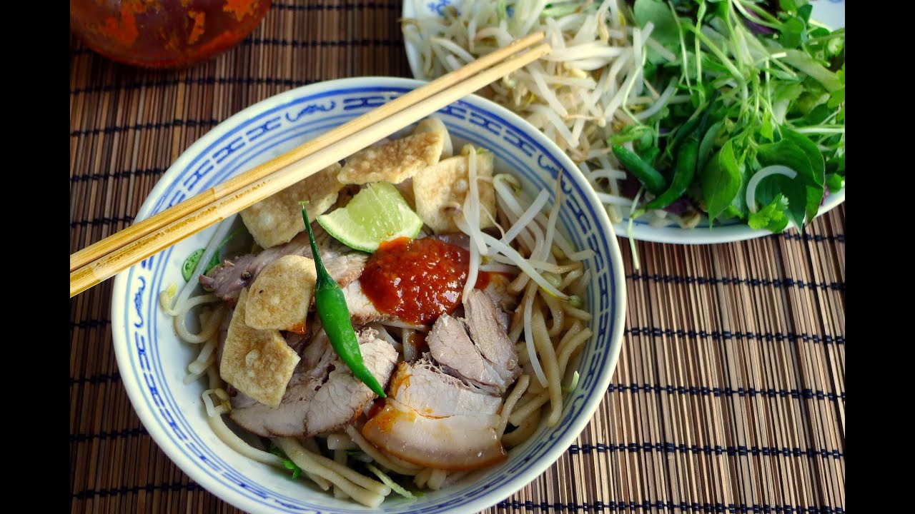 Hoi An Noodle Recipe (Cao Lau) - Brown Noodle with Pork and Greens | Helen's Recipes