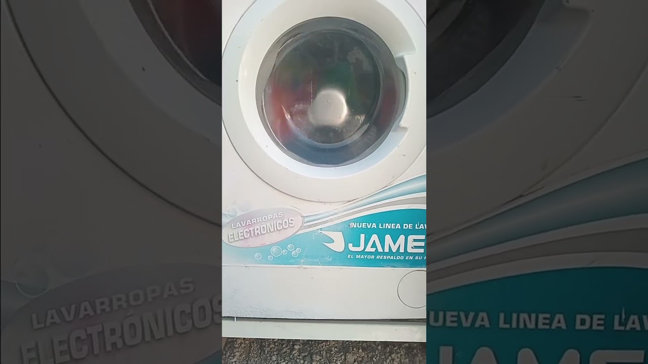 Lavando ropa deportiva en el lavarropas James LR-660E 