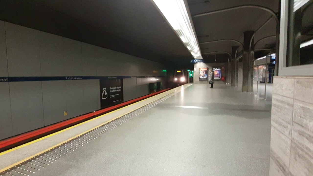 Świąteczne Metro Warszawskie 2020/2021 Ratusz - Arsenał