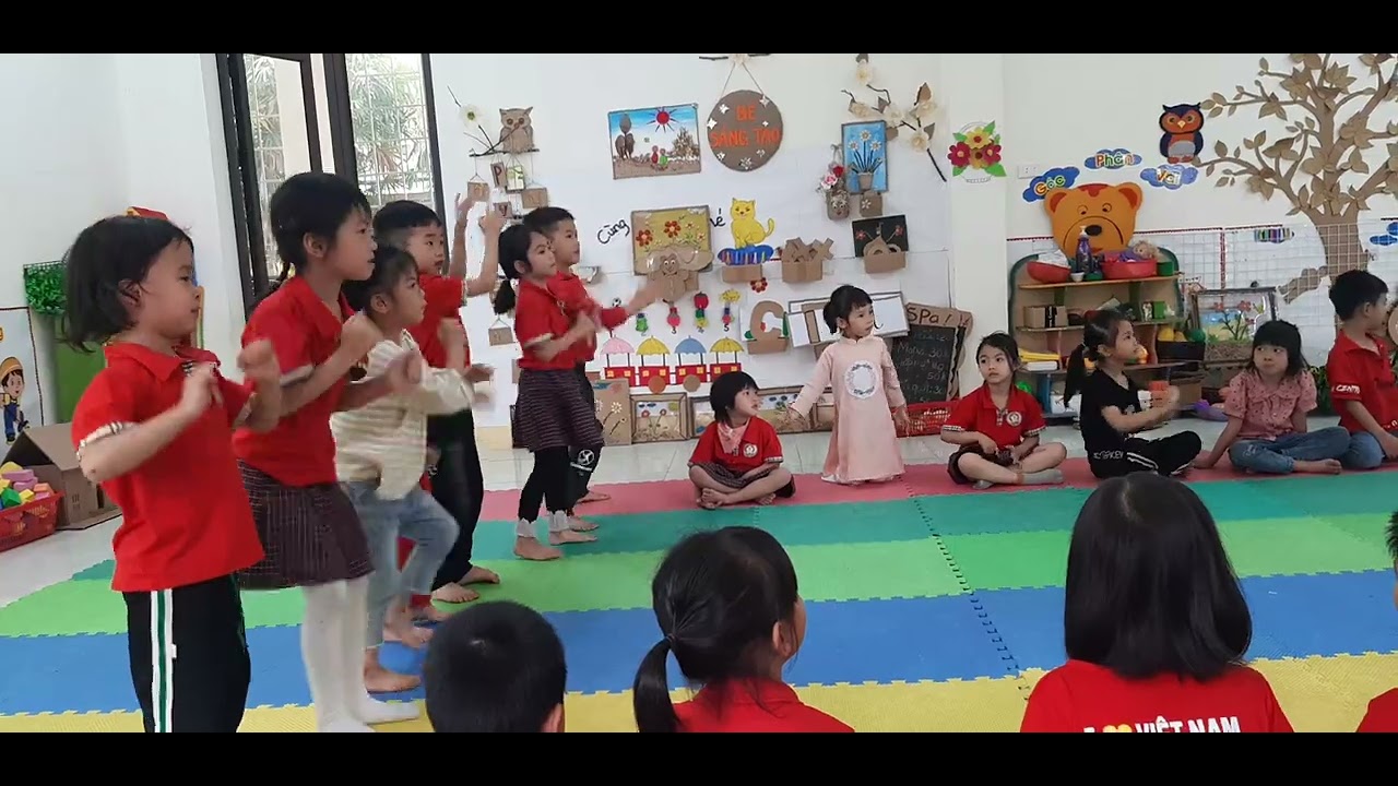 Vận động: Em đi qua ngã tư đường phố