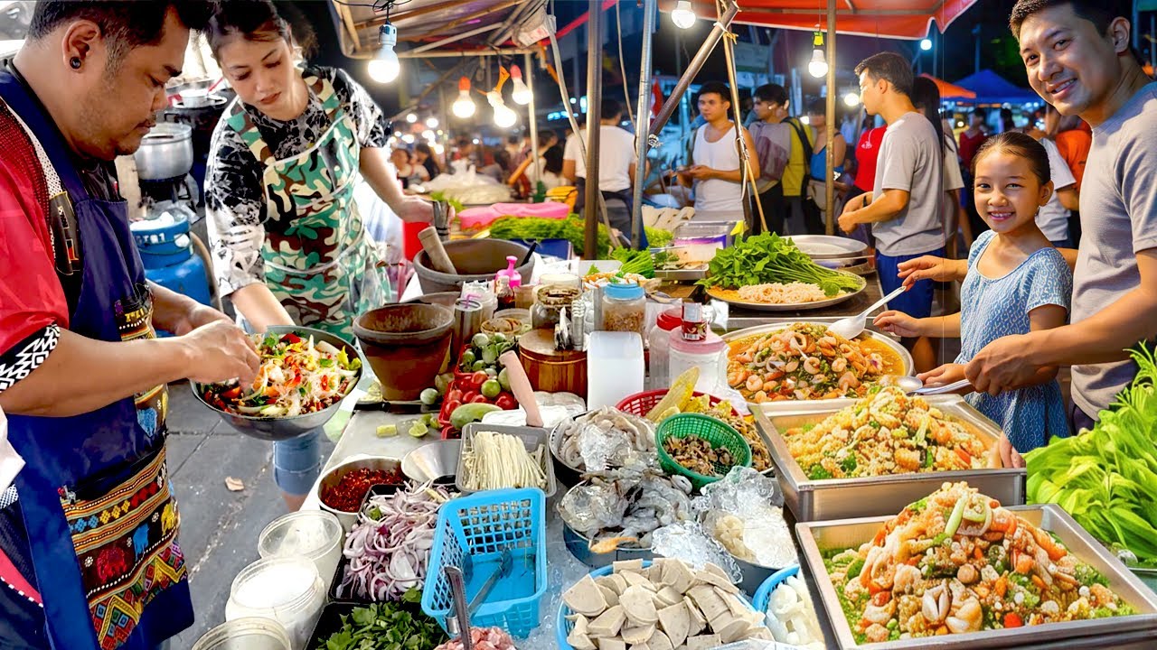 CRAZY RUSH FOR THE MOST FAMOUS THAI SALAD SOM TAM | PEOPLE ARE CRAZY FOR BANGKOK STREET FOOD