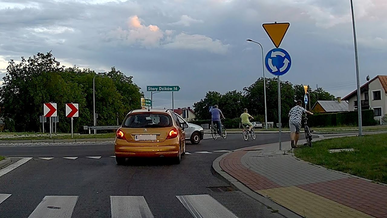 Rowerzyści jeżdżą obok siebie film