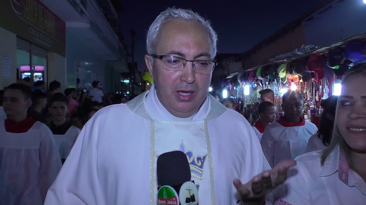 Procissão festiva de Nossa Senhora Aparecida.
