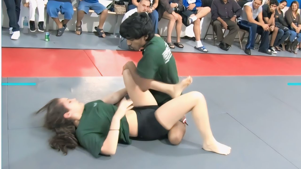 Unexpected Grappling Match 💥 Girl Shocks Everyone | Crowd Reaction #bjj #jiujitsu #mma #grappling 