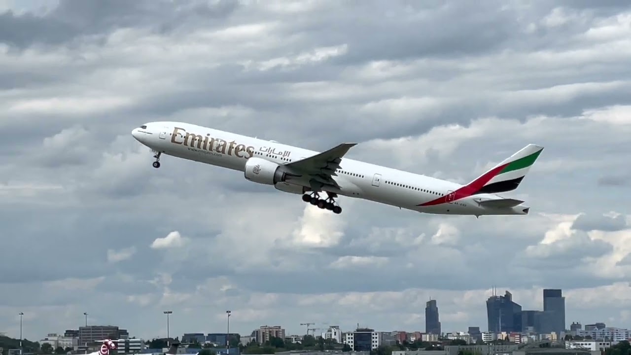 Takeoff Boeing 777 Lotnisko Chopina Warszawa EPWA - 6 lipca 2022 - 4K
