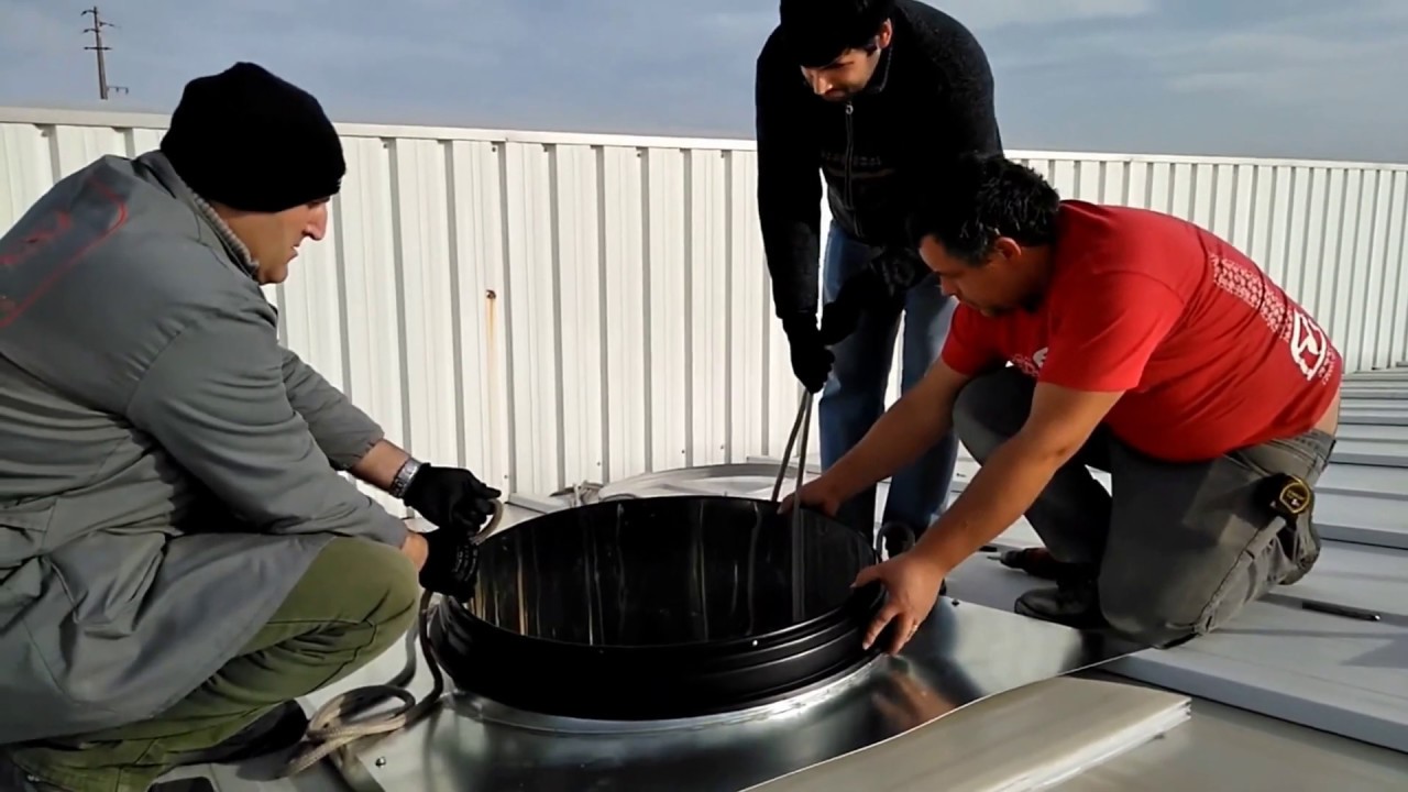 Installation conduit de lumière ECLAIRNAT toiture industrielle
