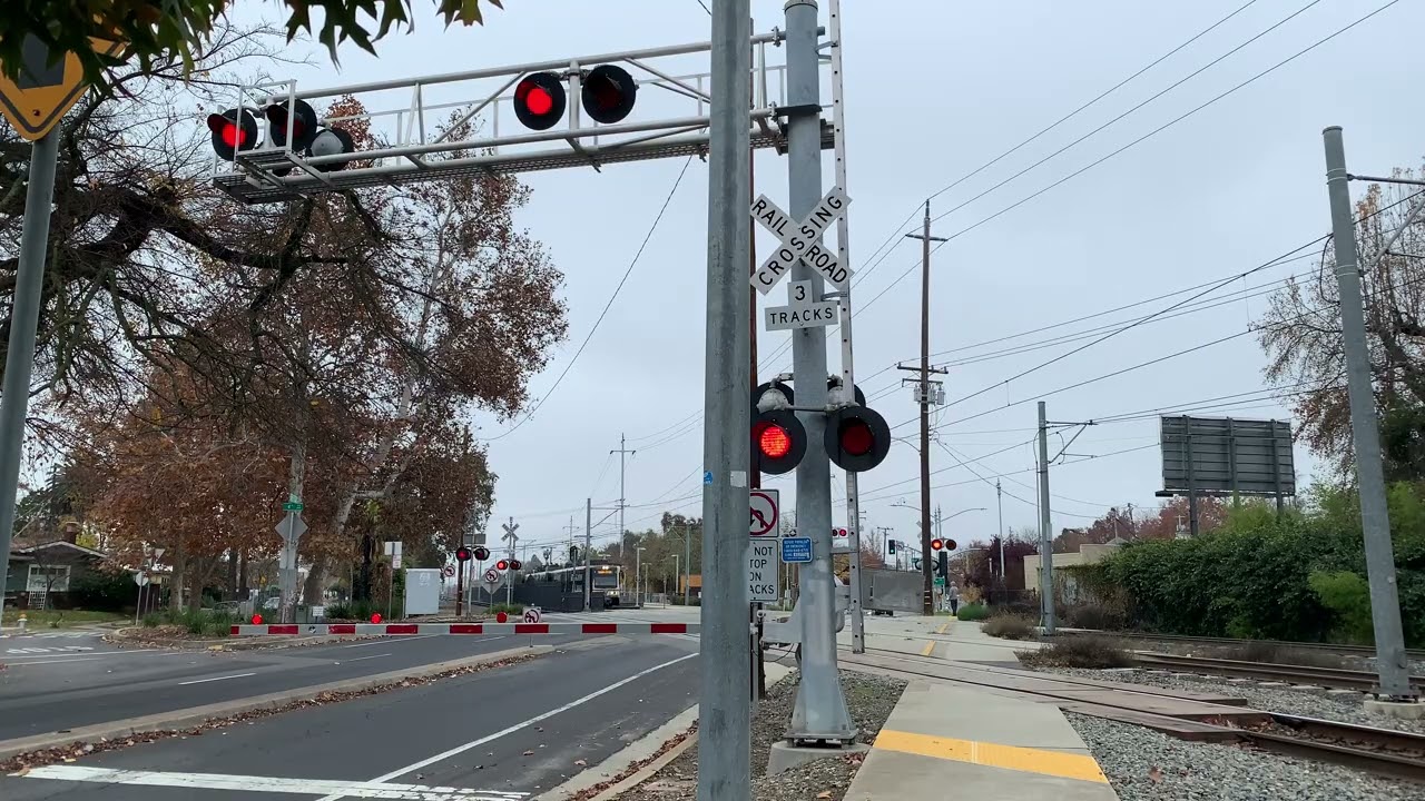 SacRT Light Rail (SACRT 219, 235) | Freeport Blvd/21st St. | SacRT Blue Line