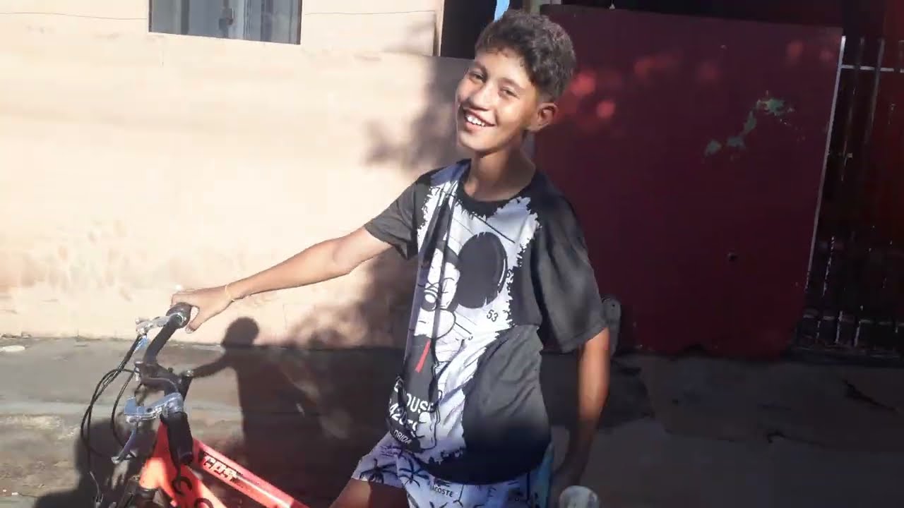 Tentando virar a esquina no grau na bike do meu amigo