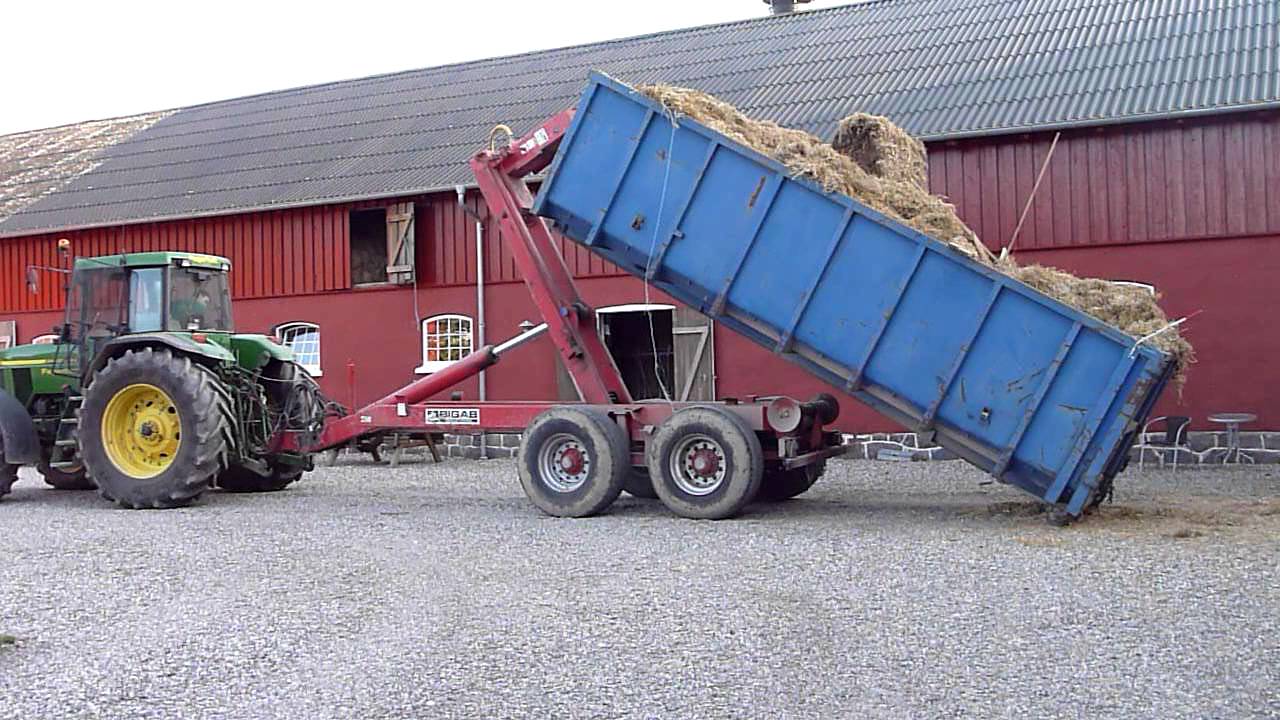 JD 7710 with BIGAB Hook trailer 15 - 19 - Hauling straw