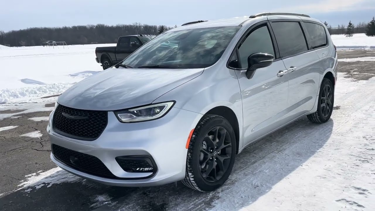 New 2026 Chrysler Pacifica Select Walk Around (N26095)