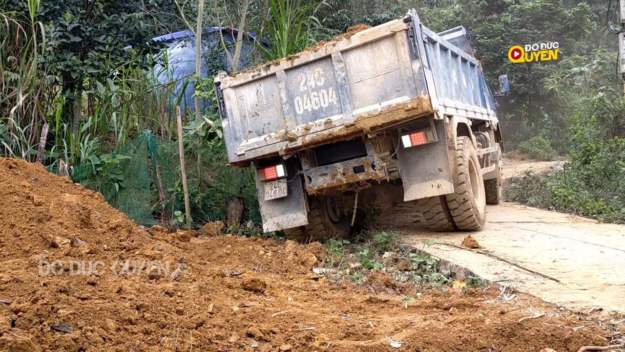 Xe Ôtô tải ben THACO chở đất và đổ đất công trình ngày khai xuân