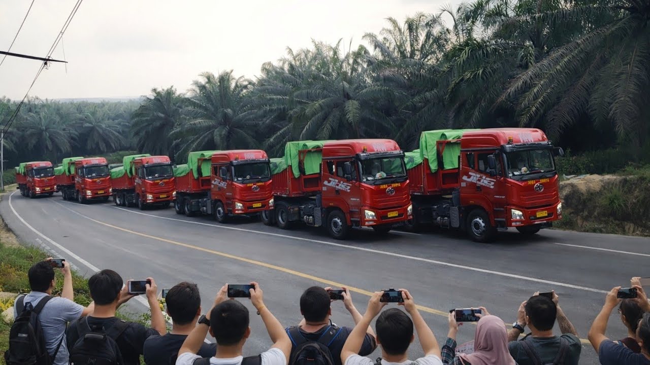 MENAKJUBKAN Momen Kompak Truk Asal Jakarta Konvoi Kuasai Tanjakan Truk | HAMPIR T4brakan