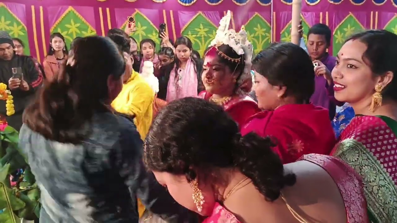 দেখেন বন্ধুরা বর ও কনের অসাধারণ নৃত্য বন্ধুরা ভালো লাগলে অবশ্যই সবাই শেয়ার করে পাশে থাকবেন 