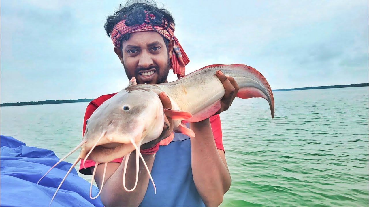 ঝিরিঝিরি বর্ষার মধ্যে,মাতলা নদীতে,বড়শি দিয়ে মাছ ধরলাম!!!