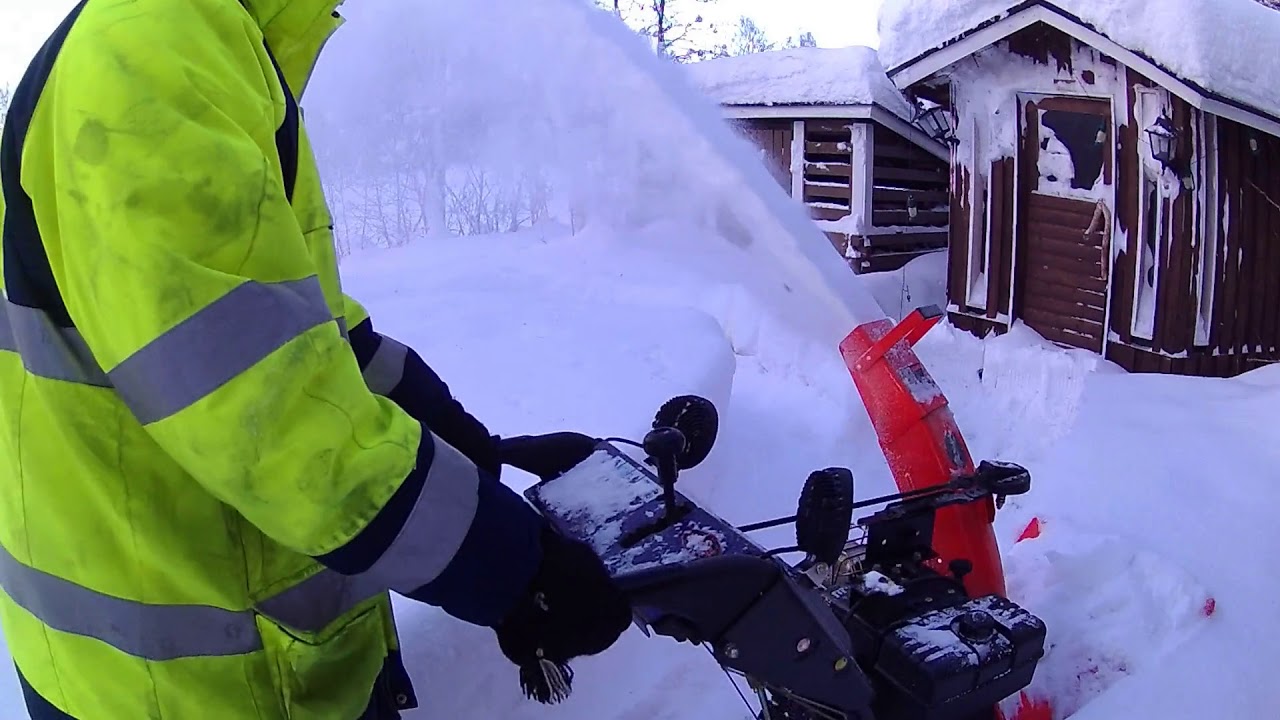 Ariens Lumilinko täyskaasulla umpihangessa