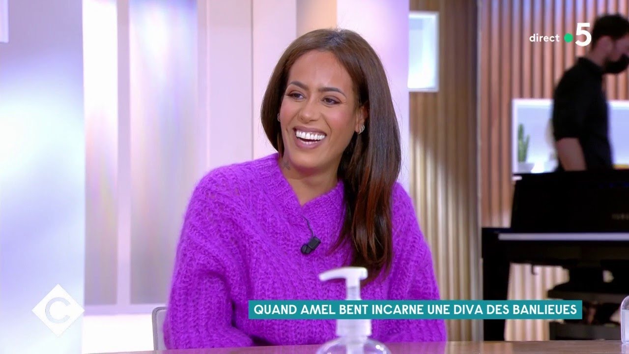 Amel Bent, toujours le poing levé - C à Vous - 21/01/2021