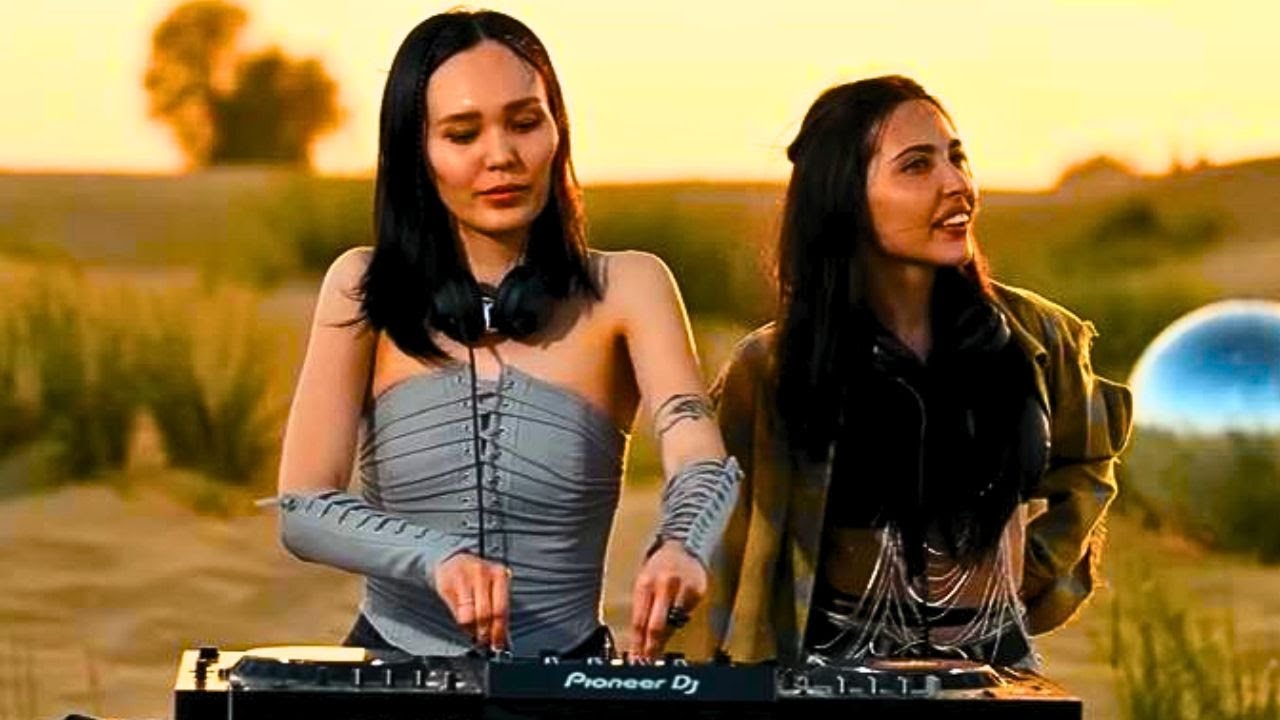 Dari Mats & Zana Berg live from the Desert at Dubai, United Arab Emirates for Cafe De Anatolia